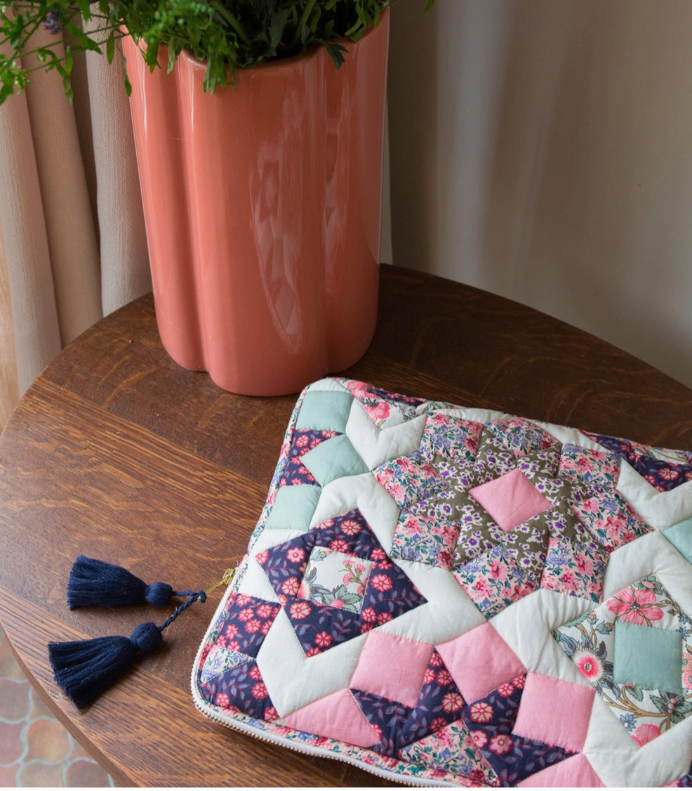 LAPTOP POUCH - STAR PATCHWORK
