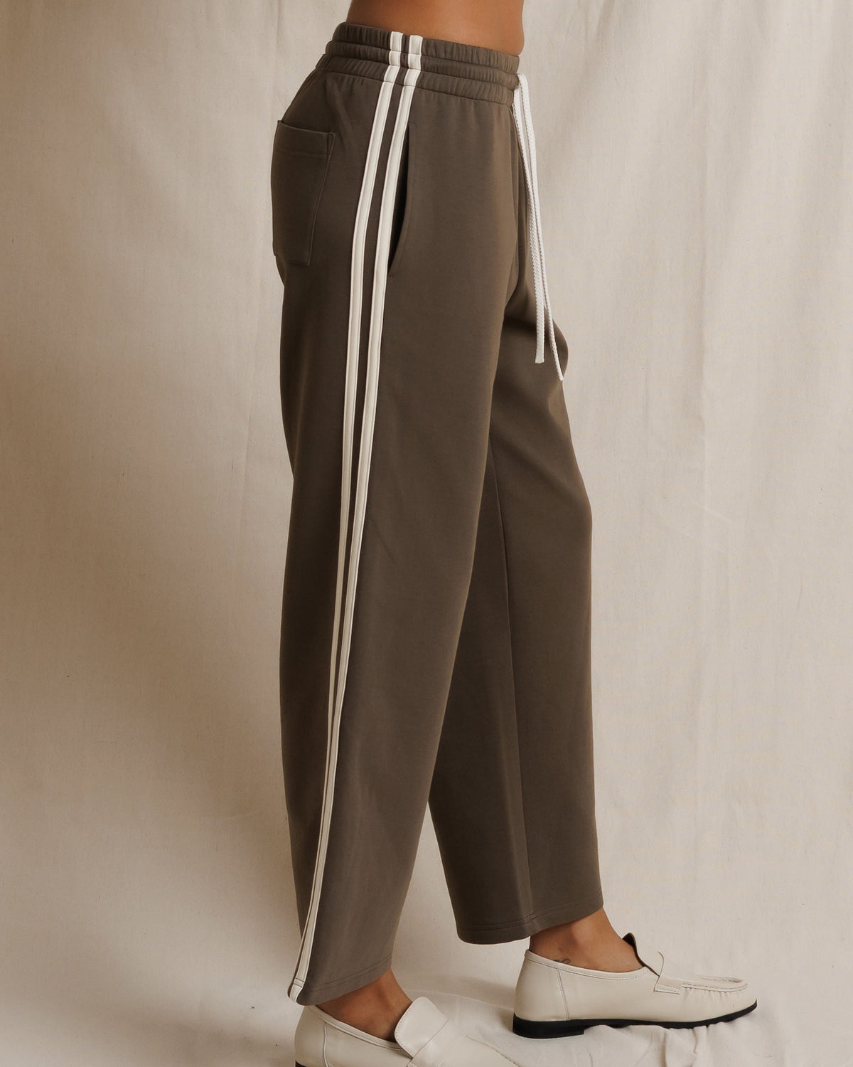CLAUD TRAVEL TRACK PANT - DARK OLIVE